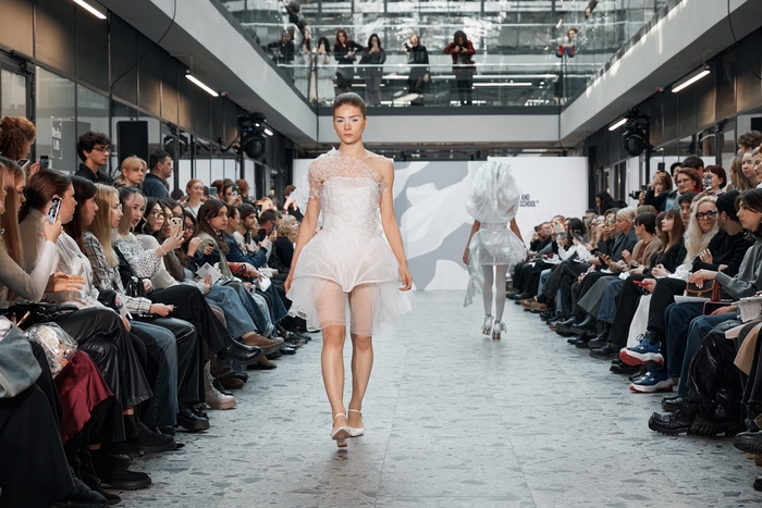 «Белая коллекция»: первый показ студентов профиля «Дизайн одежды» прошёл в Канатном цехе