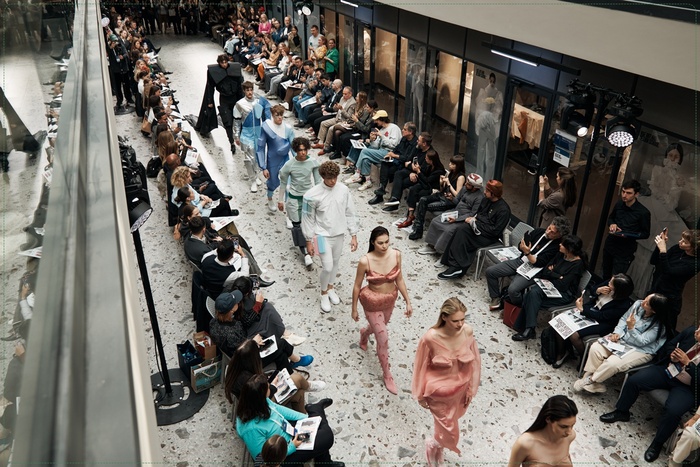 Fashion Forward: коллекции московских выпускников на подиуме питерской Школы дизайна