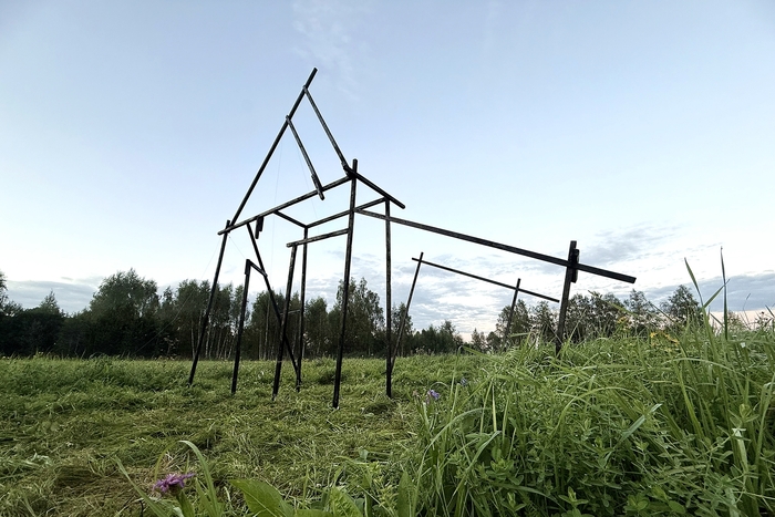 «Рваная черная линия». Новая инсталляция Александры Кузнецовой на выставке «Какой большой ветер»