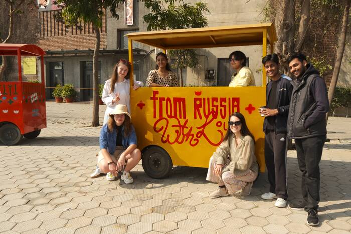 Студенты и кураторы Школы дизайна расписали транспорт для индийского университета