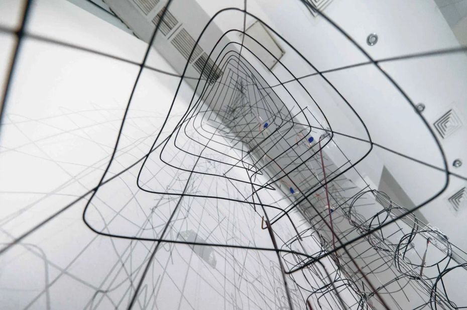 Кристина Ситникова. «Конкатенация». 2021. Арматурная сетка, электроника