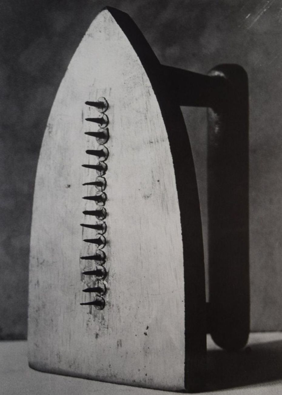 «Подарок», Ман Рэй, 1921
