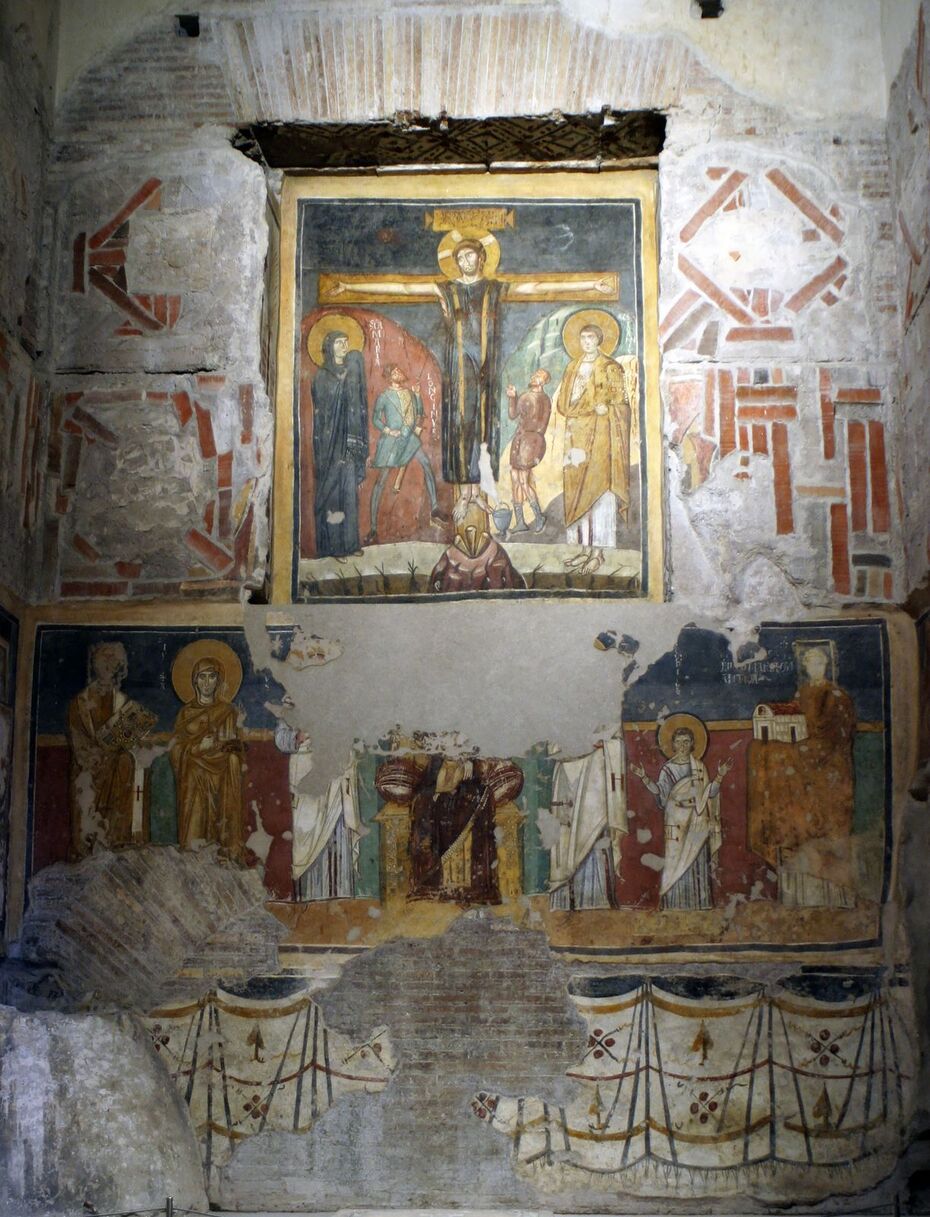 Ил. 8. Общий вид на декорацию заалтарной стены в часовне Кирика и Иулитты. Сер. VIII в. Церковь Санта Мария Антиква, Рим