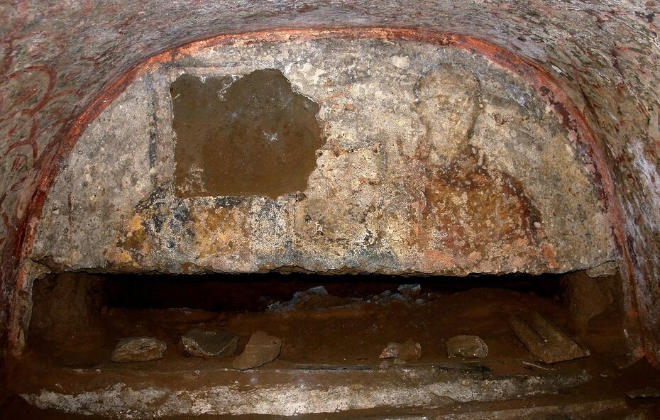 Ил. 16. Семейный портрет с выделенными прямоугольными обрамлениями местами для вставок с изображениями усопших. IV в. Аркосолий 12. Катакомбы Домитиллы, Рим