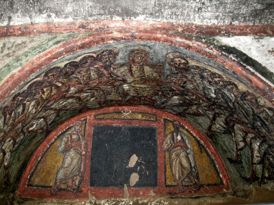 Ил. 15. Аркосолий с подготовленным обрамлением под портрет. IV в. Катакомбы Домитиллы, Рим