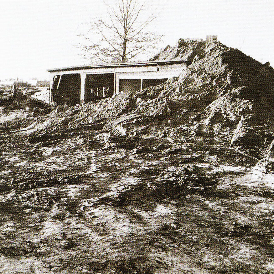 Роберт Смитсон, Частично захороненный дровяной сарай, 1970