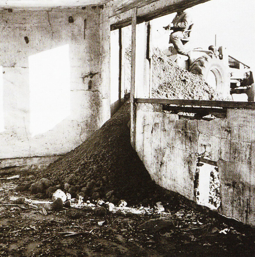 Роберт Смитсон, Частично захороненный дровяной сарай, 1970