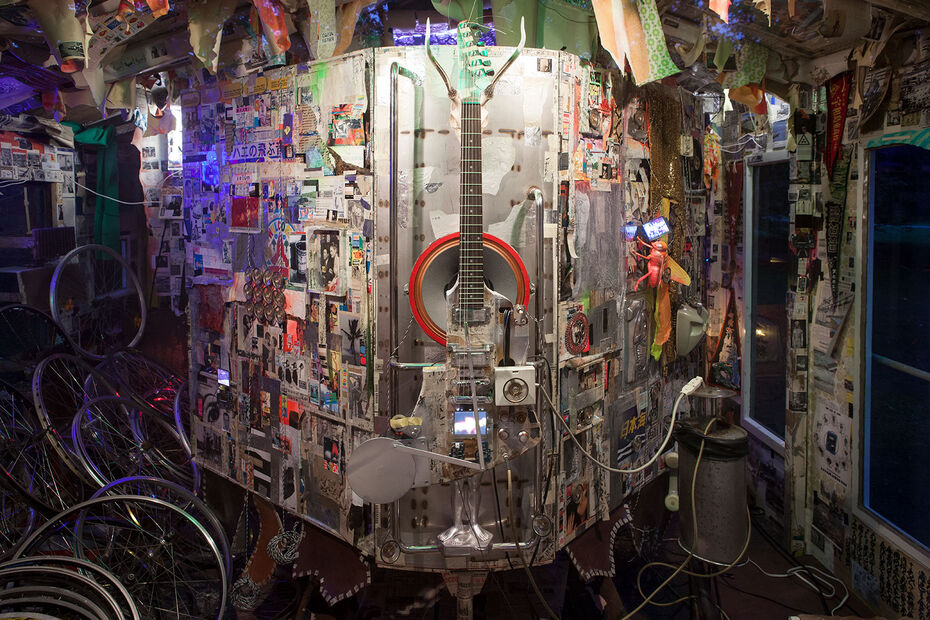 Синро Отаке, Mon chery: Автопортрет в виде заброшенного сарая, 2012