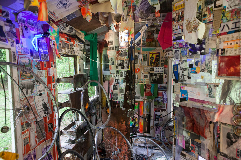 Синро Отаке, Mon chery: Автопортрет в виде заброшенного сарая, 2012